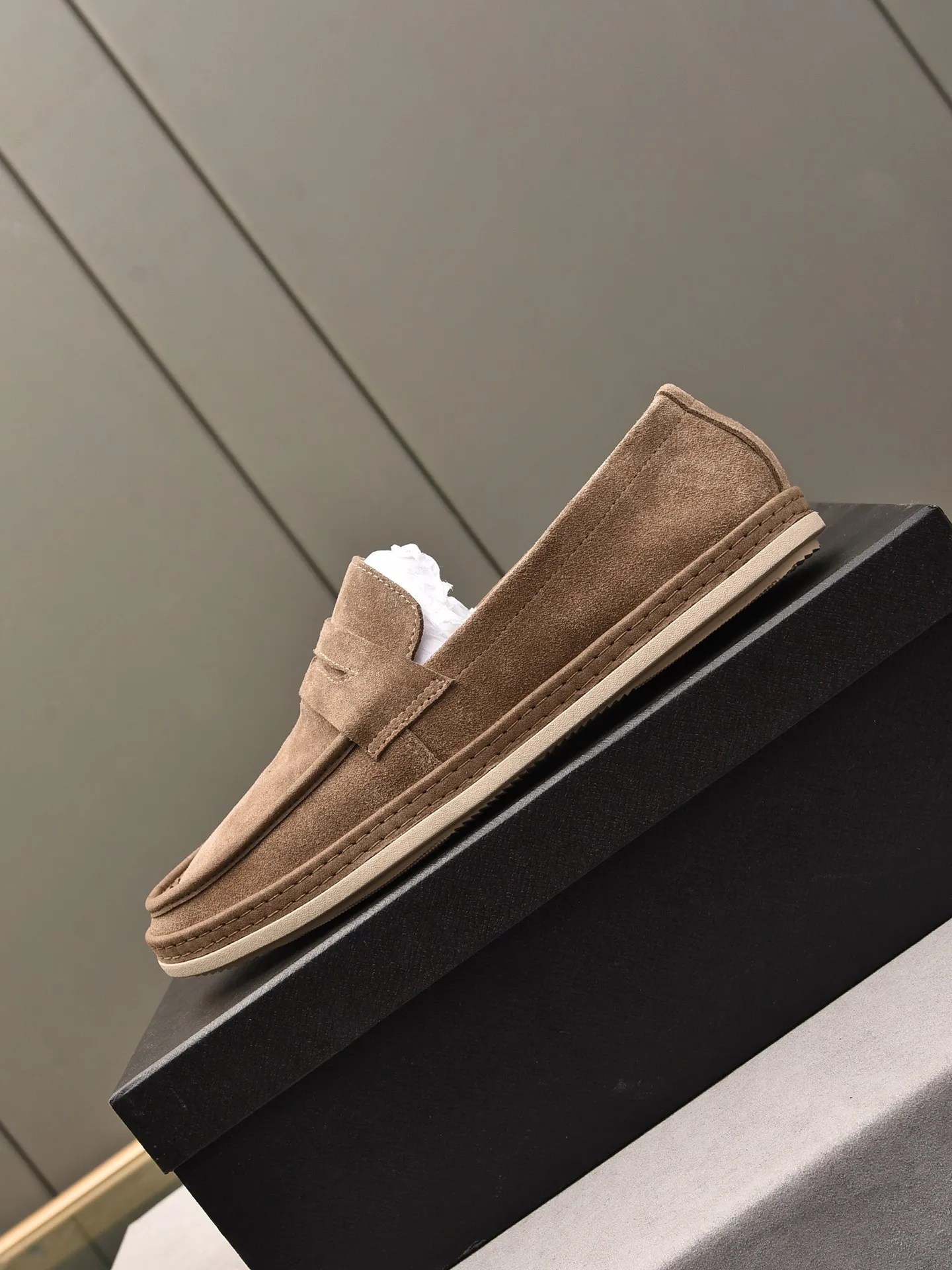 👟👟👟Men's Shoes💰P420 🆕🔥New Updates🔥👟PRADA (Prada) new products are released, imported soft cowhide, fashionable to allow air to penetrate the entire shoe, and the awesome shoes [strong] bring an extremely comfortable and breathable feeling! Beautiful inside and out! Exquisite workmanship, top-grade cowhide material, 😌Number: 38~44, black and white color options.